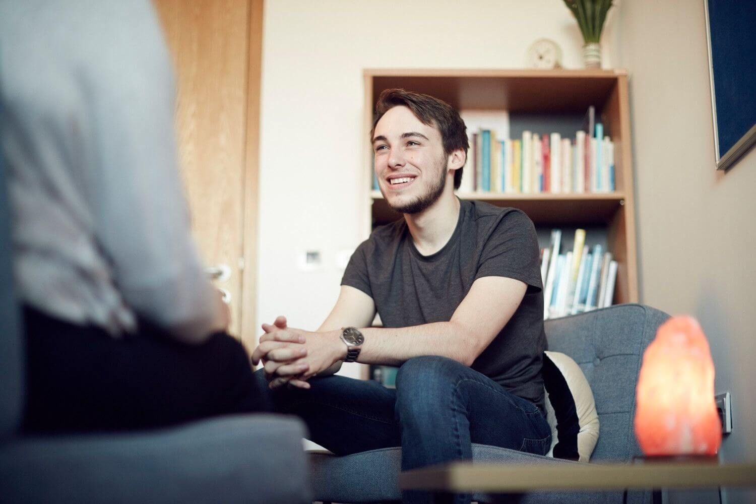 Thorben HStudent speaking with a Careers and Employability person.aenal speaking with a student