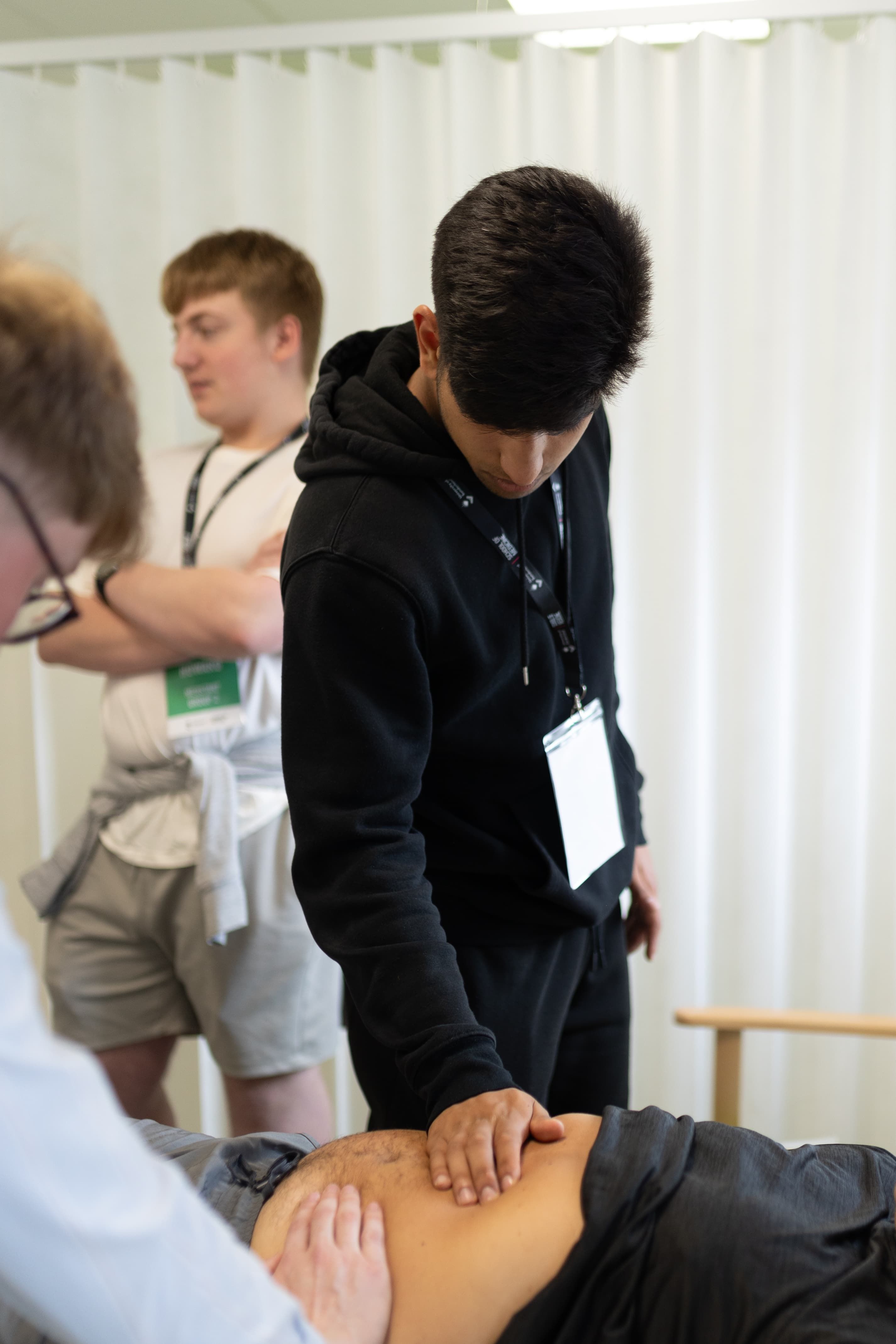 Medstart students performing an examine on a patient during a session