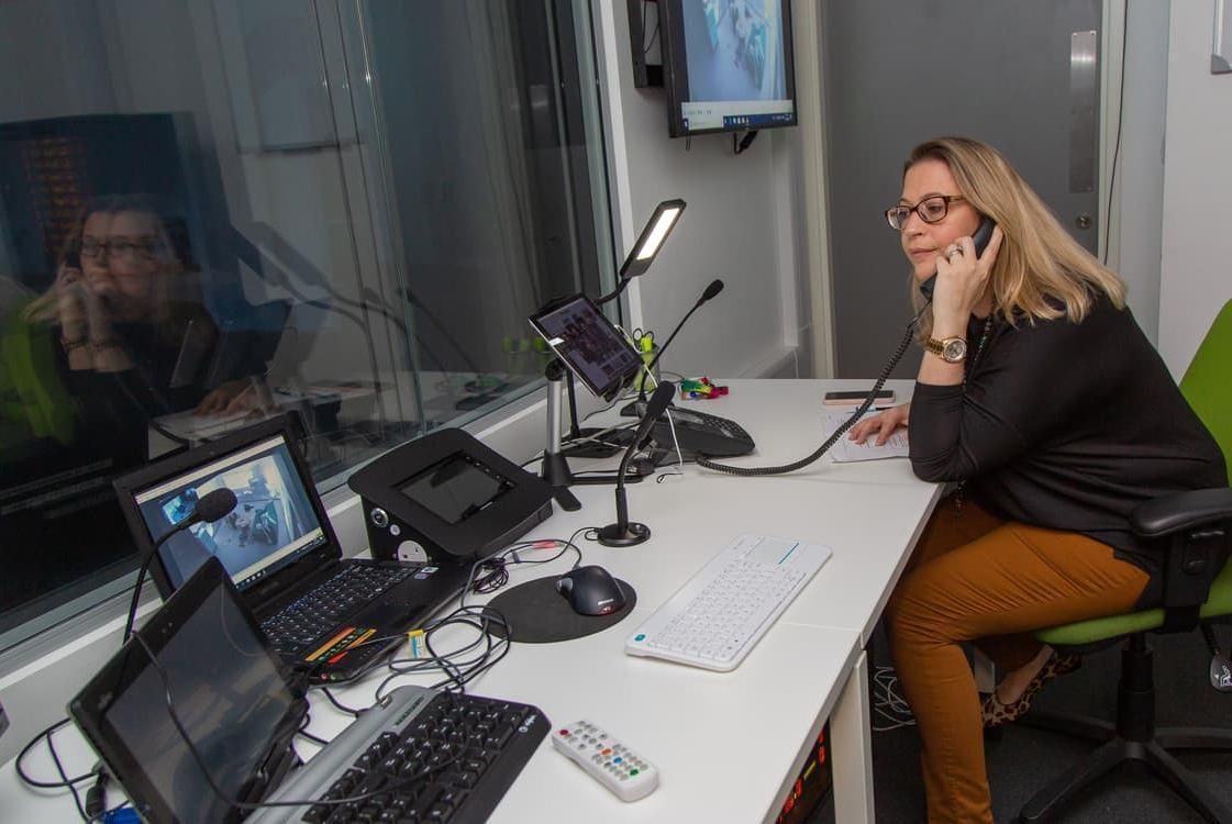 A staff member watching students using the immersive suite and monitoring the equipment